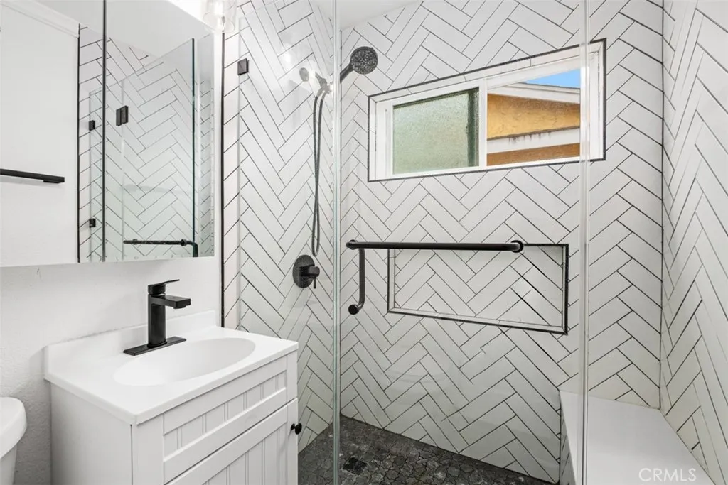 Beautifully updated 2nd  bathroom off hallway