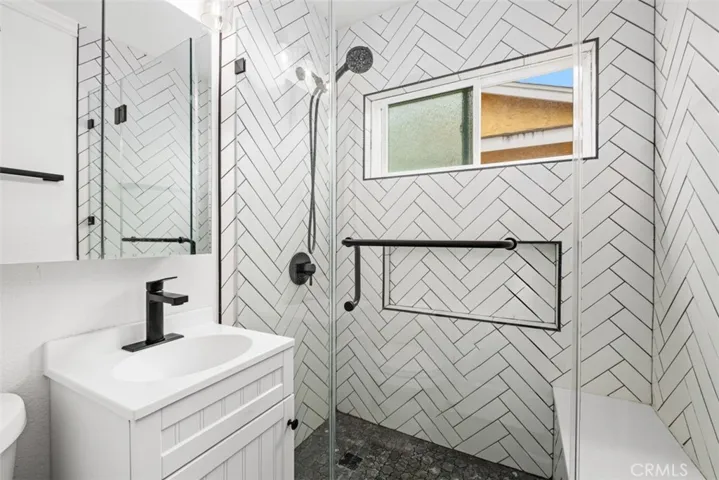 Beautifully updated 2nd  bathroom off hallway