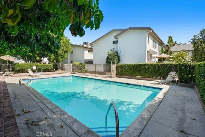 18601 Collins D30, Tarzana, California 91356