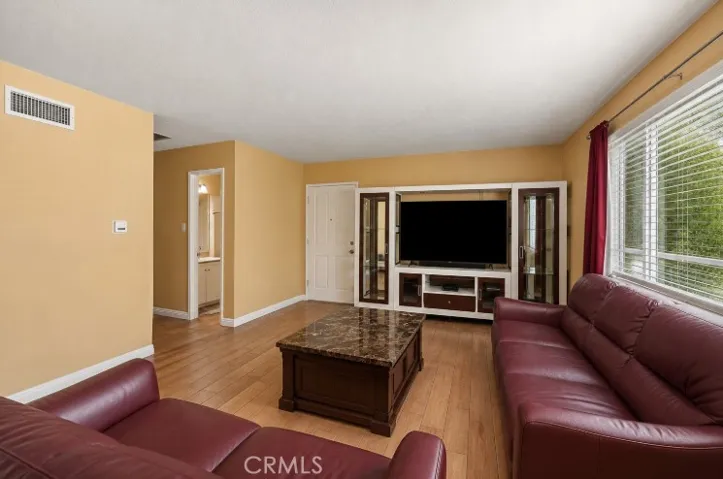 18601 Collins D30, Tarzana, California 91356