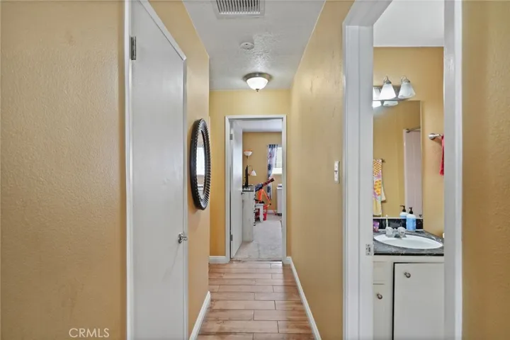 18601 Collins D30, Tarzana, California 91356
