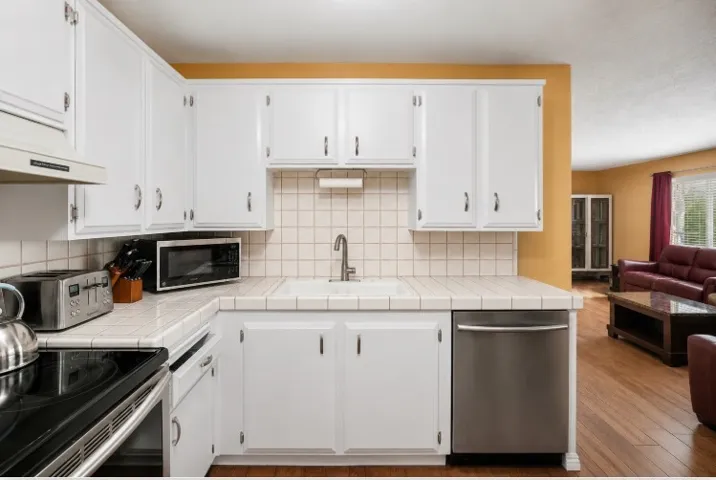 18601 Collins D30, Tarzana, California 91356