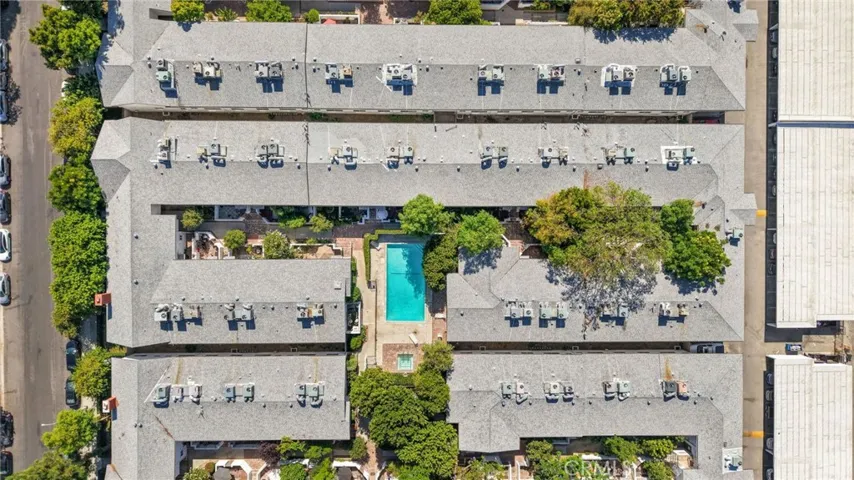 18601 Collins D30, Tarzana, California 91356