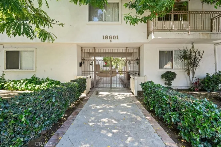 18601 Collins D30, Tarzana, California 91356