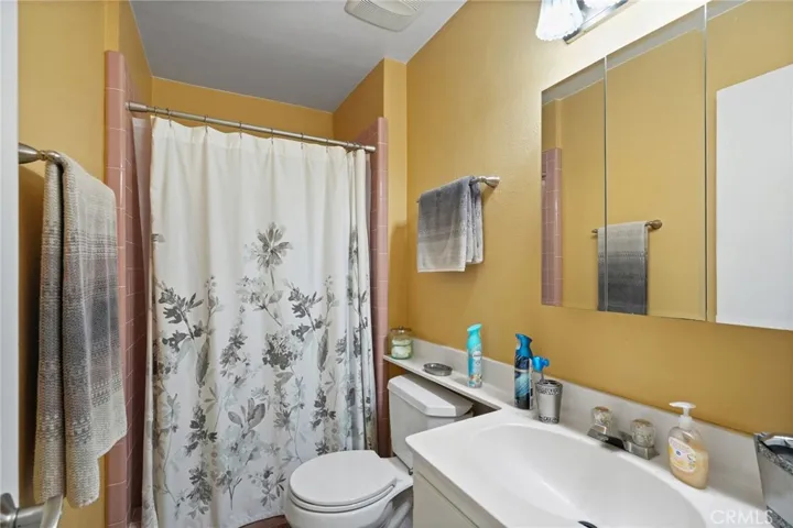 18601 Collins D30, Tarzana, California 91356