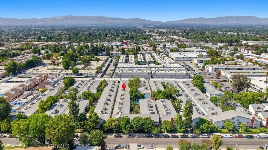 18601 Collins D30, Tarzana, California 91356