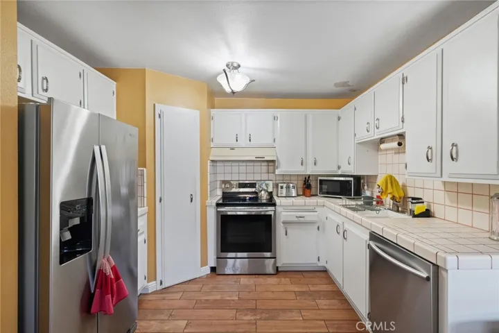 18601 Collins D30, Tarzana, California 91356