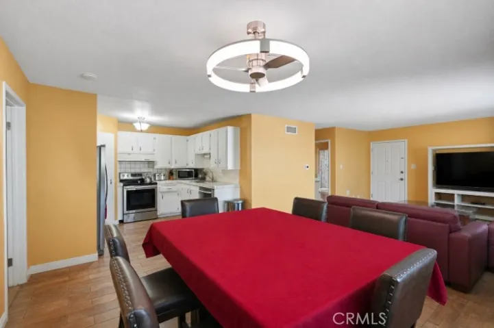18601 Collins D30, Tarzana, California 91356