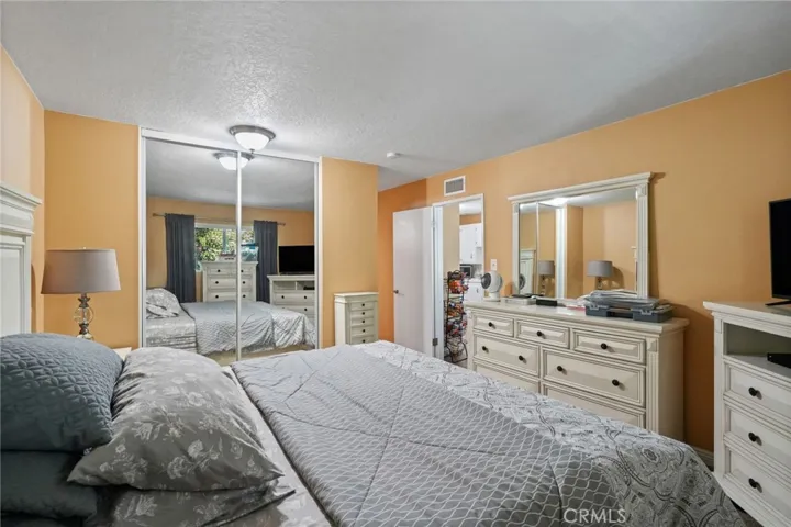 18601 Collins D30, Tarzana, California 91356