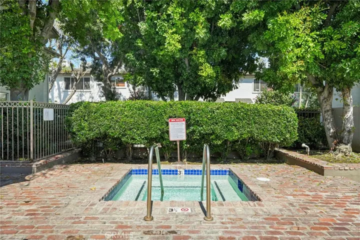18601 Collins D30, Tarzana, California 91356