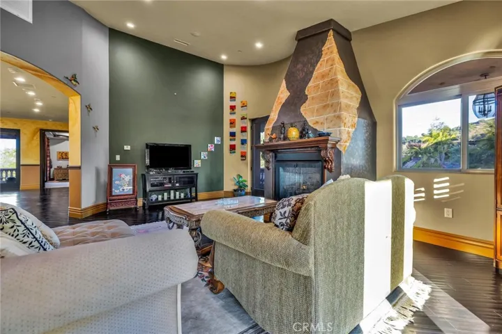UPSTAIRS FAMILYROOM WITH FIREPLACE