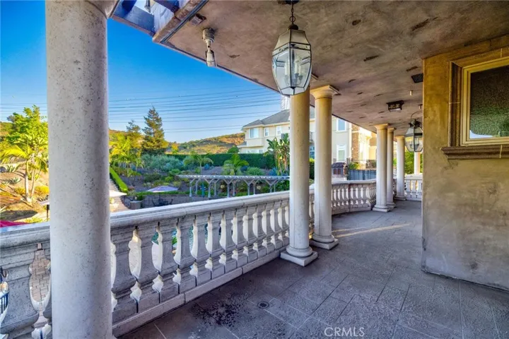 WRAP AROUND BALCONIES UPSTAIRS