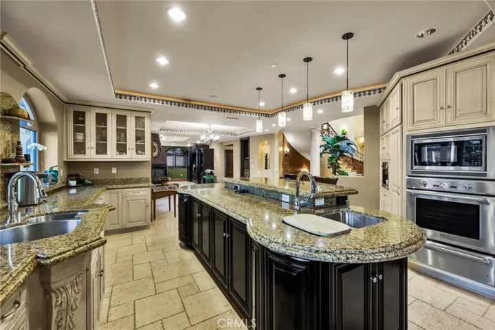 LARGE ISLAND SLEEK GRANITE COUNTERS
