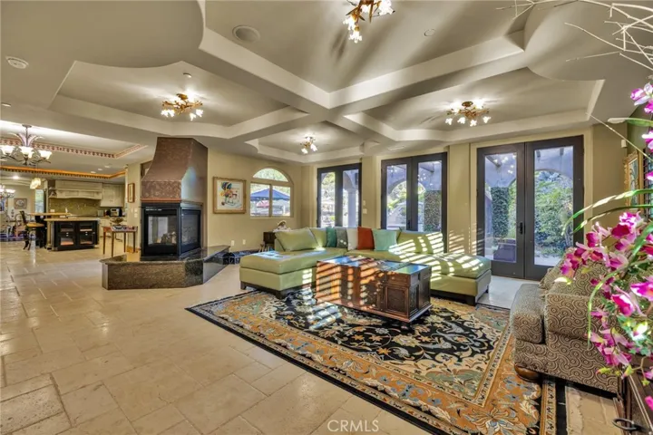 OFF KITCHEN FAMILYROOM