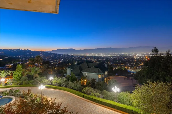 STUNNING CITY LIGHT VIEWS FROM PRIMARY