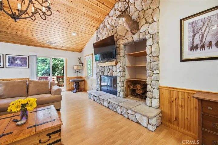 915 Brentwood Drive, Lake Arrowhead, California 92352