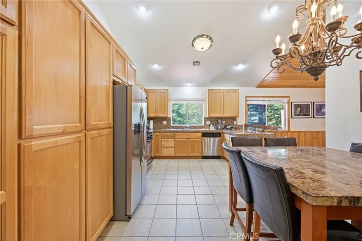 915 Brentwood Drive, Lake Arrowhead, California 92352