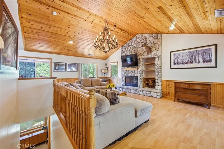 915 Brentwood Drive, Lake Arrowhead, California 92352