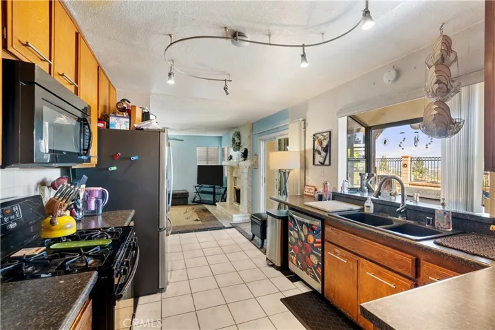 Kitchen connecting to the family room