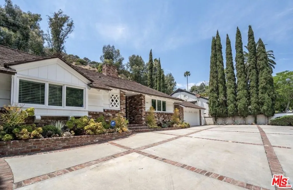 2201 Coldwater Canyon Dr