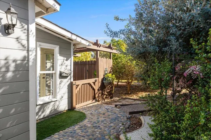 detached 1/1 ADU with private entrance