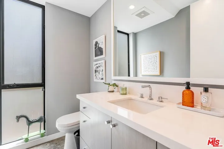 1724 Pine Street, Santa Monica, California 90405