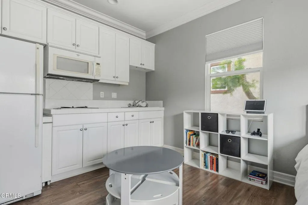 25-Studio - Kitchen