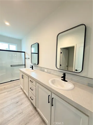 Primary en-suite bathroom