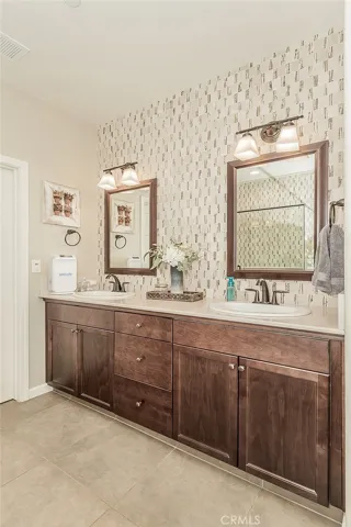7049 N Cedar Hill, Fresno, California 93722