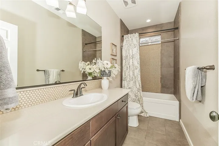7049 N Cedar Hill, Fresno, California 93722