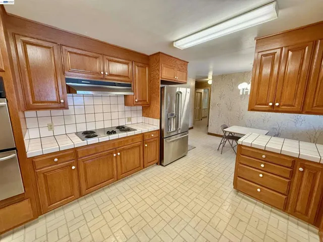 2164 Lakeview Dr, San Leandro, California 94577