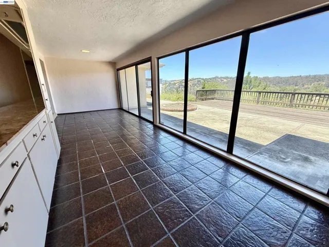 2164 Lakeview Dr, San Leandro, California 94577