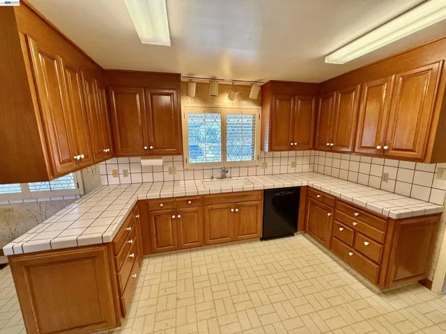 2164 Lakeview Dr, San Leandro, California 94577
