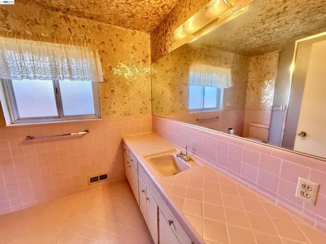 2164 Lakeview Dr, San Leandro, California 94577