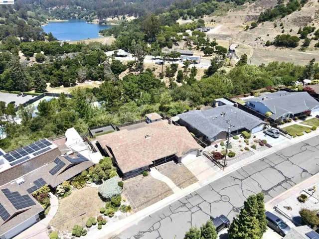 2164 Lakeview Dr, San Leandro, California 94577
