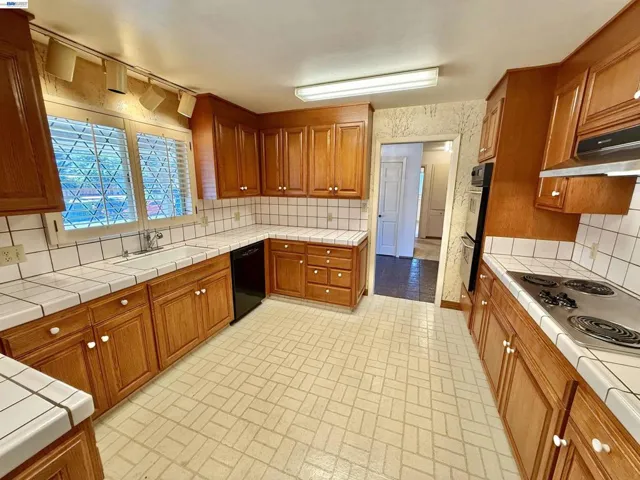 2164 Lakeview Dr, San Leandro, California 94577