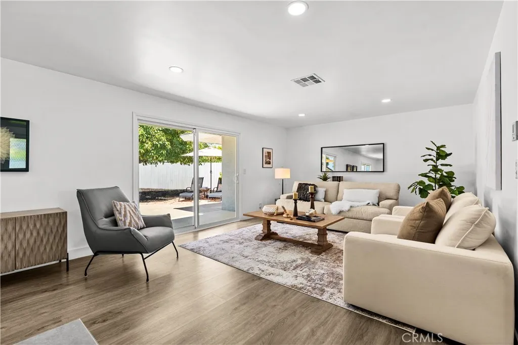 Reverse of the living room.