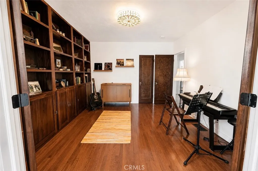 Third bedroom/library Third bedroom/library