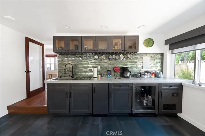 Wet bar in Lounge