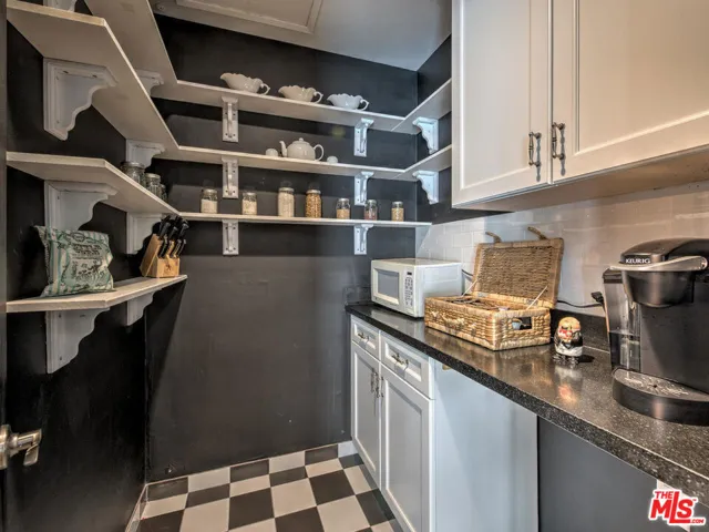 Walk in pantry