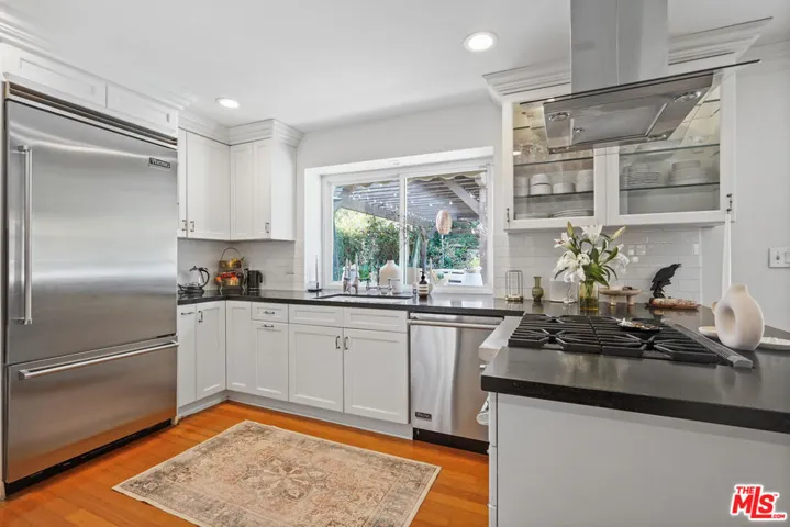 Open kitchen w/ breakfast bar