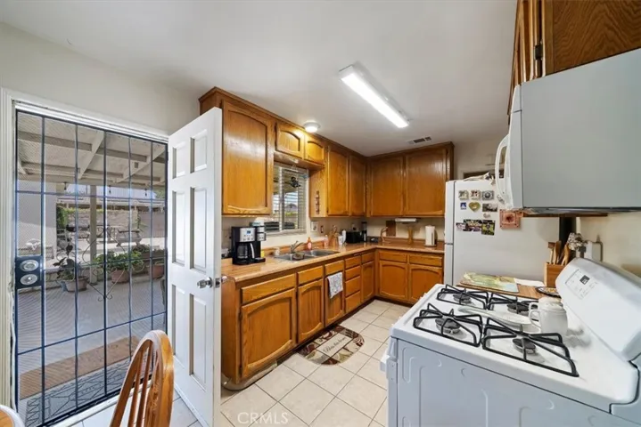 Kitchen & Dining