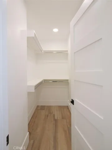446 Walk-in closet