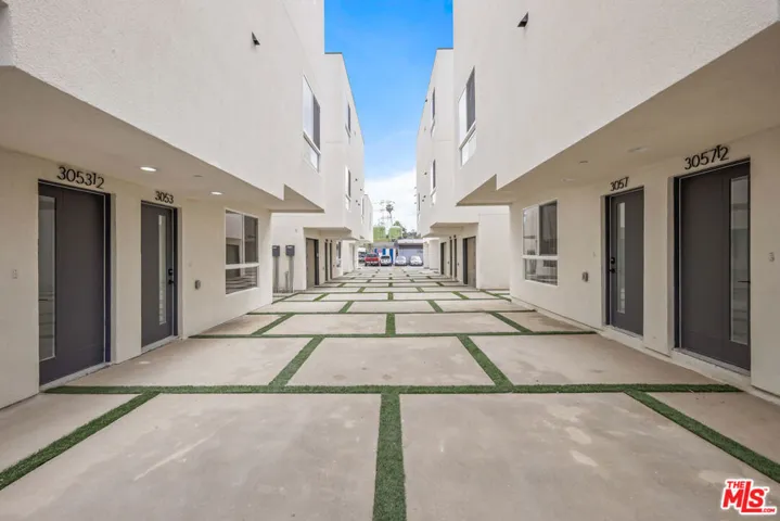 2700 Larga Drive 3045 1/2, Los Angeles, California 90039