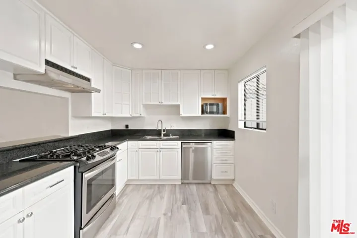 14937 Sherman Way 2, Van Nuys, California 91405