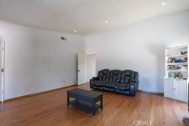 11493 Lev, San Fernando, California 91345