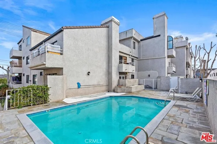 17800 Burbank 204, Encino, California 91316