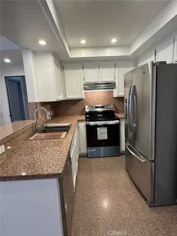 17800 Burbank 204, Encino, California 91316