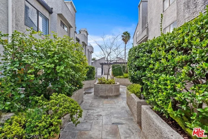 17800 Burbank 204, Encino, California 91316