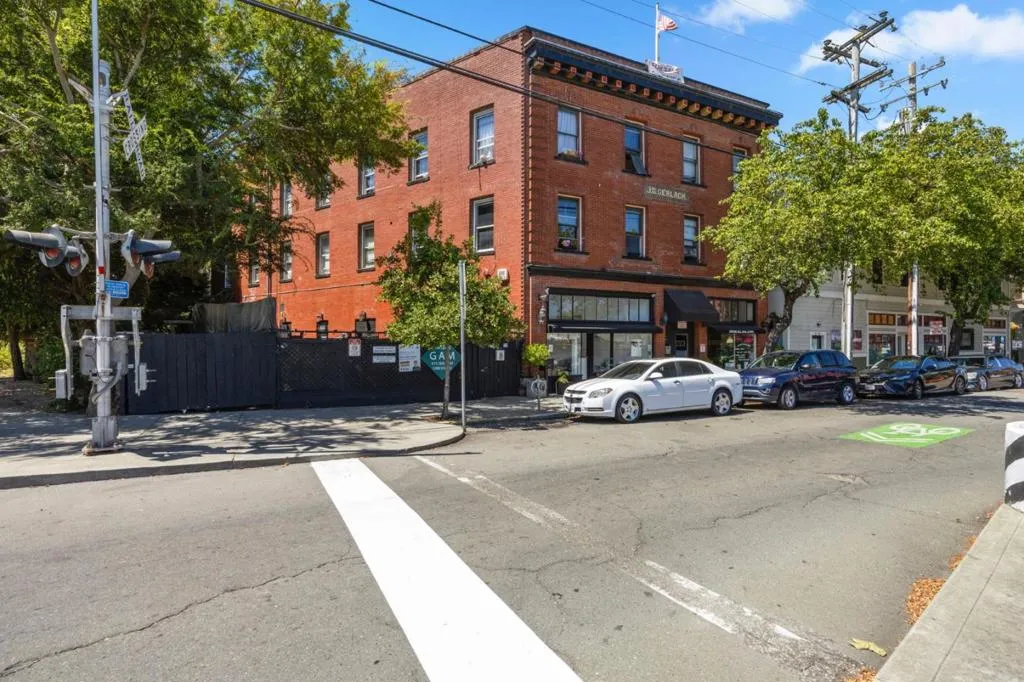 1 W Richmond Ave